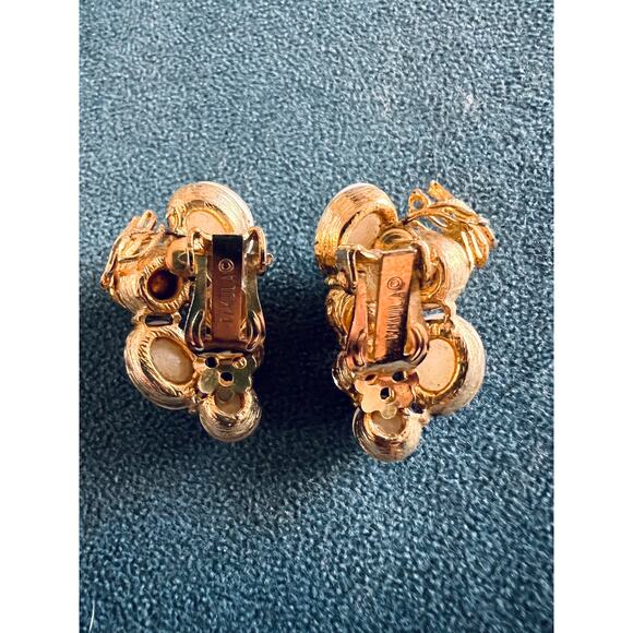 Vintage Pakula Clip-On Earrings Soft Moonglow Cabochons Rhinestones Leaf Gold - Picture 8 of 9